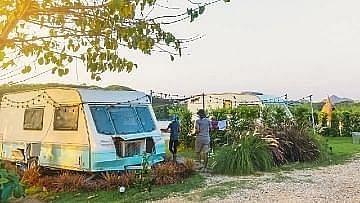 Ανακαλύψτε τα καλύτερα κάμπινγκ στις Γούβες Ηρακλείου Κρήτης. Είτε ψάχνετε για μια τοποθεσία κατάλληλη για τροχόσπιτο, ένα οργανωμένο κάμπινγκ με όλες τις ανέσεις, είτε ένα απομονωμένο σημείο για να στήσετε τη σκηνή σας, αυτός ο οδηγός θα σας βοηθήσει να βρείτε την τέλεια τοποθεσία. Για να εξασφαλίσετε στον εαυτό σας μια άνετη διαμονή, φροντίστε να ελέγξετε τις ανέσεις και τις εγκαταστάσεις που διαθέτει κάθε κάμπινγκ, όπως Wi-Fi, εστιατόρια στο χώρο, ψυγεία, κλιματισμό, δραστηριότητες που σχετίζονται με τη θάλασσα, θαλάσσια σπορ και κοντινά αξιοθέατα. Απολαύστε τη μεγάλη αμμώδη παραλία στις Κάτω Γούβες Ηρακλείου Κρήτης και βρείτε το καλύτερο κάμπινγκ που μπορείτε να κλείσετε για τις διακοπές σας αυτό το καλοκαίρι στο νησί της Κρήτης!