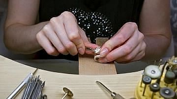 Εδώ θα βρείτε τους καλύτερους σχεδιαστές κοσμημάτων στις Γούβες Ηρακλείου Κρήτης και στις γύρω περιιοχές. Από κλασικά χρυσά κομμάτια μέχρι μοναδικά, χειροποίητα σχέδια, θα μπορέσετε να βρείτε το τέλειο κόσμημα για τον εαυτό σας ή για ένα ξεχωριστό δώρο. Είτε πρόκειται για ένα statement κολιέ είτε για ένα ζευγάρι μακριά κρεμαστά σκουλαρίκια, μπορείτε να είστε σίγουροι ότι θα βρείτε ένα κόσμημα που ταιριάζει στις ανάγκες και τις προτιμήσεις σας. Με τη βοήθειά μας, μπορείτε να πάρετε στο σπίτι σας μια όμορφη ανάμνηση του ταξιδιού σας στο νησί της Κρήτης.