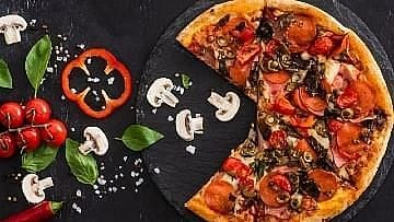 Ανακαλύψτε την καλύτερη πιτσαρία στις Γούβες Ηρακλείου Κρήτης. Ο οδηγός μας παρέχει μια λεπτομερή λίστα με τις καλύτερες πιτσαρίες και την υψηλότερη βαθμολογία στις Κάτω Γούβες Ηρακλείου Κρήτης και τις γύρω περιοχές. Από παραδοσιακές πίτσες ελληνικού τύπου μέχρι πίτσες που μαγειρεύονται σε ξυλόφουρνο, μπορείτε να είστε σίγουροι ότι θα βρείτε το τέλειο γεύμα με πίτσα στις διακοπές σας στην Κρήτη. Είτε νοικιάζετε βίλα ή ξενοδοχείο και ψάχνετε για επιλογές παράδοσης πίτσας στο δωμάτιό σας, είτε θέλετε να κλείσετε τραπέζι σε πιτσαρία και να κάνετε κράτηση, έχουμε όλες τις πληροφορίες που χρειάζεστε, όπως τοποθεσία στον χάρτη, οδηγίες οδήγησης, ώρες λειτουργίας, διεύθυνση και στοιχεία επικοινωνίας για κάθε εστιατόριο. Απολαύστε μια νόστιμη εμπειρία φαγητού με πίτσα με τον οδηγό μας!