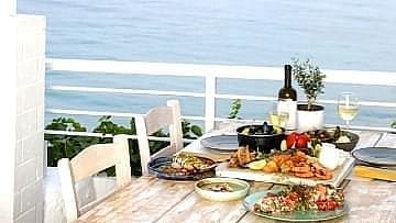 Ανακαλύψτε τα καλύτερα εστιατόρια στις Γούβες Ηρακλείου Κρήτης. Βρείτε το τέλειο μέρος για κάθε περίσταση και ανακαλύψτε τη νόστιμη τοπική κουζίνα, από θαλασσινά και ελληνικά πιάτα μέχρι διεθνή κουζίνα. Βρείτε το τέλειο σημείο για κάθε περίσταση, είτε ψάχνετε για ένα ρομαντικό δείπνο με εκλεκτό κρασί, είτε για ένα χαλαρό γεύμα σε μια παραδοσιακή ταβέρνα με νόστιμα γλυκά, φρούτα και ρακή. Ενημερωθείτε για τα εστιατόρια που παρέχουν επιλογές παράδοσης φαγητού και takeaway στο διαμέρισμα, το ξενοδοχείο ή τη βίλα σας. Αν προτιμάτε ένα πιο ρομαντικό δείπνο, κάντε κράτηση σε ένα παραλιακό εστιατόριο και απολαύστε μια ωραία ατμόσφαιρα με θέα στη θάλασσα. Ο οδηγός μας παρέχει όλες τις πληροφορίες που χρειάζεστε, συμπεριλαμβανομένης της θέσης στο χάρτη, οδηγίες οδήγησης, στοιχεία επικοινωνίας και διεύθυνση για κάθε εστιατόριο στις Κάτω Γούβες Ηρακλείου Κρήτης, στις Πάνω Γούβες και σε κοντινές περιοχές. Έτσι, μπορείτε να βρείτε το καλύτερο εστιατόριο στις Κάτω Γούβες Ηρακλείου Κρήτης είτε περνάτε τις διακοπές σας μόνοι σας, είτε με φίλους, είτε με την οικογένειά σας και τα παιδιά σας.