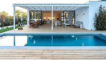 Ψάχνετε για τις καλύτερες βίλες στις Γούβες Ηρακλείου Κρήτης ή ένα εξοχικό σπίτι προς ενοικίαση; Βρείτε τις καλύτερες βίλες στις Κάτω Γούβες Ηρακλείου Κρήτης, στις Πάνω Γούβες και σε κοντινές περιοχές με τον οδηγό μας! Ο πλήρης κατάλογός μας περιλαμβάνει πολυτελείς, μοντέρνες και φιλικές προς την οικογένεια βίλες, όλες διαθέσιμες για κράτηση με ένα μόνο κλικ. Παρέχουμε όλες τις πληροφορίες που χρειάζεστε για κάθε βίλα, συμπεριλαμβανομένης της τοποθεσίας στο χάρτη, των οδηγικών κατευθύνσεων, της διεύθυνσης και των στοιχείων επικοινωνίας, για να σας βοηθήσουμε να επιλέξετε την τέλεια βίλα διακοπών. Μπορείτε να βρείτε ευρύχωρες πολυτελείς βίλες με ιδιωτική πισίνα, πίδακες υδρομασάζ, θέα στη θάλασσα, θέα στο βουνό, εξωτερική πισίνα, Wi-Fi, κλιματισμό, ιδιωτικό χώρο στάθμευσης, πλυντήριο ρούχων, εξωτερικό ντους ή όποιες άλλες ανέσεις μπορείτε να φανταστείτε. Αν προτιμάτε να μείνετε σε μια βίλα κοντά στην παραλία, σίγουρα μπορείτε να βρείτε διαθέσιμη μια βίλα μπροστά στην παραλία! Αν προτιμάτε λίγη περισσότερη ιδιωτικότητα και θέλετε να αποφύγετε τα πλήθη, τότε φυσικά υπάρχει μια βίλα για εσάς! Έχοντας πολλές επιλογές από ενοικιαζόμενα διαμερίσματα και βίλες, είναι βέβαιο ότι μπορείτε να επιλέξετε την καλύτερη βίλα διακοπών για τη διαμονή σας στις Γούβες.  Εξερευνήστε το όμορφο μεσογειακό νησί της Κρήτης και ζήστε την καλύτερη ελληνική φιλοξενία με αυτές τις κορυφαίες βίλες.