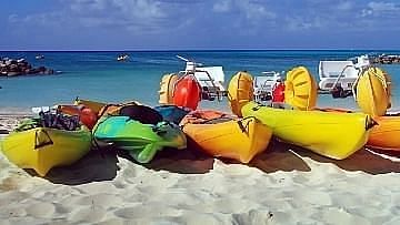 Ανακαλύψτε τα καλύτερα θαλάσσια σπορ και δραστηριότητες στις Γούβες Ηρακλείου Κρήτης και σε κοντινές περιοχές. Από καταδύσεις και κολύμβηση με αναπνευστήρα στα κρυστάλλινα νερά της Μεσογείου, εκδρομές με σκάφος και βόλτες με μπανάνα μέχρι αλεξίπτωτο πλαγιάς, αλεξίπτωτο πλαγιάς και τζετ σκι, βρείτε τις καλύτερες δραστηριότητες θαλάσσιων σπορ στην όμορφη μεγάλη αμμώδη παραλία στις Κάτω Γούβες Ηρακλείου Κρήτης και τη γύρω περιοχή. Δείτε τον αναλυτικό οδηγό μας για να βρείτε επιλεγμένα θαλάσσια σπορ και διασκεδαστικές δραστηριότητες για εσάς, την οικογένειά σας και τους φίλους σας. Έχουμε καταρτίσει μια λίστα με κάθε επιχείρηση που προσφέρει θαλάσσιες δραστηριότητες και παρόμοιες υπηρεσίες για να επιλέξετε, παρέχοντας χρήσιμες πληροφορίες, όπως διεύθυνση, στοιχεία επικοινωνίας, τοποθεσία στο χάρτη, οδηγίες οδήγησης και ώρες λειτουργίας. Επίσης, μόλις επισκεφθείτε τις Γούβες, μην ξεχάσετε να επισκεφθείτε ένα υδάτινο πάρκο με τα παιδιά σας. Τα παιδιά σας σίγουρα θα περάσουν υπέροχα με τα παιχνίδια και τις καταπληκτικές νεροτσουλήθρες! Ανακαλύψτε τις καλύτερες παραλίες και όρμους και ζήστε την τέλεια υδάτινη εμπειρία στις διακοπές σας στο νησί της Κρήτης αυτό το καλοκαίρι!