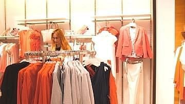 Ψάχνετε τα καλύτερα καταστήματα γυναικείων ενδυμάτων στις Γούβες Ηρακλείου Κρήτης και σε κοντινές περιοχές; Μην ψάχνετε άλλο! Ανακαλύψτε τα καλύτερα καταστήματα γυναικείων ενδυμάτων στις Γούβες και στις κοντινές περιοχές που προσφέρουν ποιοτικά γυναικεία ρούχα και αξεσουάρ. Συγκρίνετε τιμές, διαβάστε κριτικές και κερδίστε αποκλειστικές εκπτώσεις και δωροκάρτες από τα καλύτερα καταστήματα για μοντέρνα και προσιτά γυναικεία ρούχα. Μάθετε ποια καταστήματα είναι τα πιο δημοφιλή και τι προσφέρουν. Μπορείτε να αγοράσετε ποιοτικά γυναικεία ρούχα, από μοντέρνα καλοκαιρινά φορέματα και μπλούζες μέχρι κομψά παπούτσια και statement κοσμήματα. Ο οδηγός μας παρέχει χρήσιμες πληροφορίες, όπως ωράριο λειτουργίας, οδηγίες οδήγησης, τοποθεσία στο χάρτη, στοιχεία επικοινωνίας και διεύθυνση για τα κορυφαία καταστήματα ρούχων και μπουτίκ για γυναίκες στις Κάτω Γούβες Ηρακλείου Κρήτης και σε κοντινές περιοχές. Εξερευνήστε τις επιλογές αγορών κατά τη διάρκεια των διακοπών σας στο νησί της Κρήτης και κάντε στον εαυτό σας ένα δώρο με στυλ!