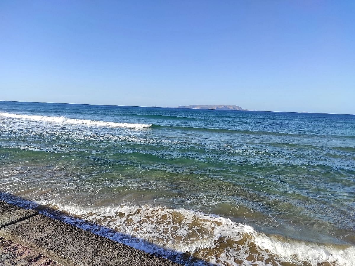 Την εκπληκτική θέα του νησιού Dia μπορείτε να τη δείτε από τον γραφικό παραλιακό δρόμο των Κάτω Γουβών. Η γραφική θέα μπορεί να υπερηφανεύεται για τα γαλήνια νερά και τα εντυπωσιακά φυσικά τοπία που είναι βέβαιο ότι θα αιχμαλωτίσουν τις αισθήσεις. Αυτό το σημείο προσφέρει την ευκαιρία να θαυμάσετε την ομορφιά της Κρήτης, το οποίο είναι γνωστό για την ιστορική του σημασία και την πλούσια βιοποικιλότητα. Μια διαδρομή κατά μήκος αυτής της διαδρομής υπόσχεται μια αξέχαστη εμπειρία, καθώς οι επισκέπτες μπορούν να απολαύσουν τη μαγευτική θέα του νησιού και της θάλασσας.