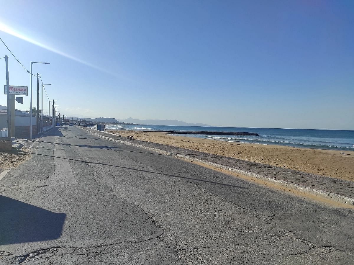 Τον μήνα Νοέμβριο, μπορείτε να παρακολουθήσετε μια γραφική σκηνή της παραλίας στις Γούβες Ηρακλείου ενώ κατευθύνεστε προς τις Γούρνες Πεδιάδος. Το θέαμα προσφέρει μια γαλήνια ατμόσφαιρα όπου τα κύματα της θάλασσας χτυπούν απαλά στην ακτογραμμή, δημιουργώντας μια χαλαρωτική ατμόσφαιρα. Η ομορφιά της παραλίας ενισχύεται από το γαλήνιο περιβάλλον, καθιστώντας την ιδανικό σημείο για μια χαλαρωτική απόδραση.