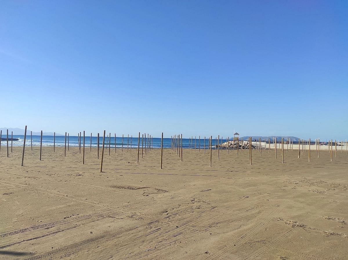 Αποκτήστε μια εικόνα του εκπληκτικού παράκτιου τοπίου των Γουβών κατά τη διάρκεια του χειμώνα με μια ματιά στη γαλήνια παραλία του τον Δεκέμβριο.