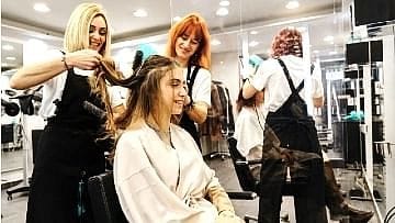 Ψάχνετε για τα καλύτερα κομμωτήρια και κουρεία μέσα και γύρω από τις Γούβες Κρήτης; Βρείτε τον τέλειο κομμωτή για τις ανάγκες σας και κάντε το τέλειο χτένισμα σε ένα από τα καταπληκτικά κομμωτήρια στις Κάτω Γούβες για να μεταμορφώσετε την εμφάνισή σας. Ανακαλύψτε τον βέλτιστο προορισμό για το ιδανικό κούρεμα, κούρεμα ή ξύρισμα για να καλύψετε όλες τις απαιτήσεις σας σε θέματα περιποίησης. Ο οδηγός μας παρέχει χρήσιμες πληροφορίες για τα καλύτερα κομμωτήρια και κουρεία στις Κάτω Γούβες, στις Πάνω Γούβες και σε κοντινές περιοχές, συμπεριλαμβανομένης της τοποθεσίας στον χάρτη, οδηγίες οδήγησης, καθώς και στοιχεία τηλεφώνου και επικοινωνίας. Από το παραδοσιακό στυλ μέχρι την πιο μοντέρνα μόδα, μπορείτε να βρείτε τον τέλειο κουρέα και κομμωτήριο για να καλύψετε τις ανάγκες σας κατά τη διάρκεια των διακοπών σας στο νησί της Κρήτης.