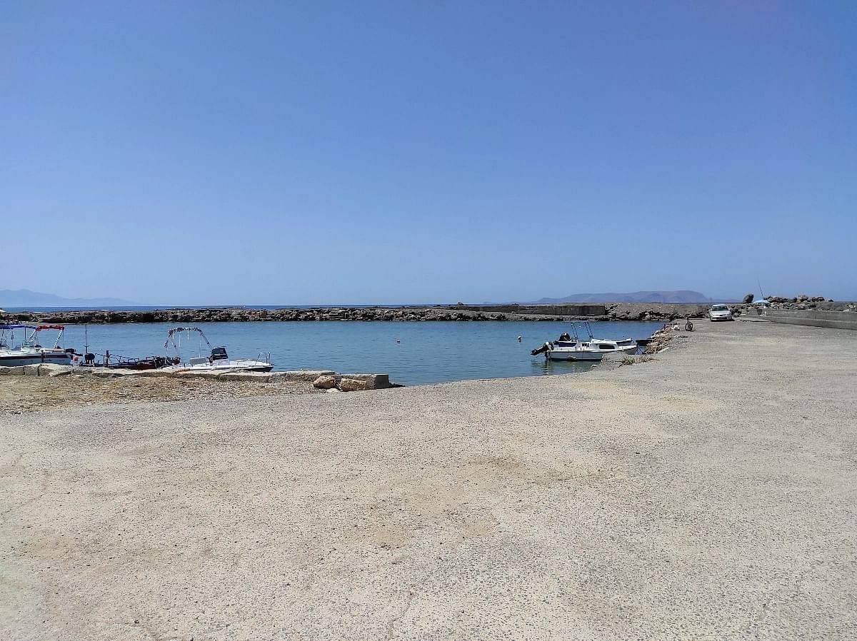 Το Φεβρουάριο, μπορεί κανείς να παρατηρήσει το γραφικό θέαμα του λιμανιού στις Γούβες που είναι στολισμένο με διάφορα σκάφη. Η θέα των ήσυχων νερών του λιμανιού με φόντο το γαλήνιο τοπίο είναι πράγματι ένα αξιοθέατο. Είναι ένας ιδανικός προορισμός για όσους αναζητούν μια ειρηνική ανάπαυλα από τη φασαρία της πόλης. Το λιμάνι χρησιμεύει επίσης ως κόμβος για διάφορες δραστηριότητες αναψυχής, όπως ψάρεμα, βαρκάδα και ιστιοπλοΐα, καθιστώντας το ιδανικό σημείο για τους λάτρεις της αναψυχής.