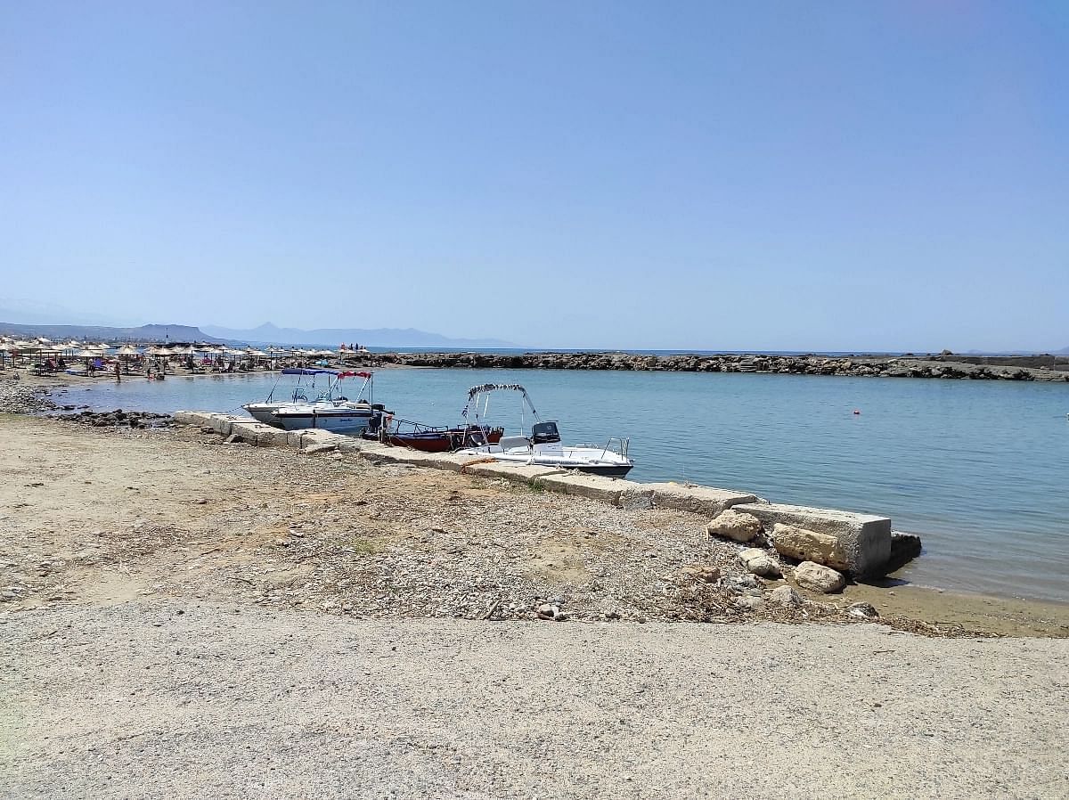 Απολαύστε την ήρεμη θέα στο Λιμανάκι, ενώ χαλαρώνετε στην παραλία των Γουβών. Επισκεφθείτε αυτό το τέλειο σημείο για κολύμπι και ηλιοθεραπεία, για να αναζωογονηθείτε και να απολαύσετε την γαλήνια ατμόσφαιρα.