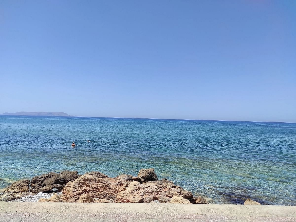 Κατά τη διάρκεια του Αυγούστου, οι επισκέπτες της παραλίας των Γουβών μπορούν να απολαύσουν μια εκπληκτική πανοραμική θέα του νησιού Dia. Το απαράμιλλο τοπίο παρέχει στους επισκέπτες μια πρώτης τάξεως ευκαιρία να θαυμάσουν την αξιοσημείωτη φυσική ομορφιά που υπάρχει εδώ.