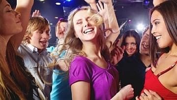 Η νυχτερινή ζωή στις Γούβες Κρήτης προσφέρει κάτι για όλους τους λάτρεις της διασκέδασης, από ήρεμα μπαρ δίπλα στην παραλία μέχρι ζωντανά κλαμπ και μαγαζιά με δυνατή μουσική. Είτε ψάχνετε για χαλαρωτικά κοκτέιλ με θέα στη θάλασσα, μια βραδιά με χορό μέχρι το πρωί ή μια αυθεντική κρητική βραδιά με ζωντανή μουσική και παραδοσιακούς χορούς, στις Γούβες θα βρείτε το τέλειο μέρος για να διασκεδάσετε και να δημιουργήσετε αξέχαστες αναμνήσεις.