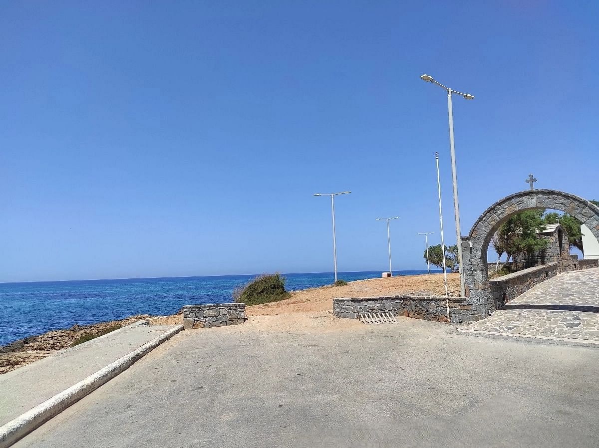 Κοντά στην παραλία των Κάτω Γουβών, η εκκλησία του Αγίου Κωνσταντίνου (Άγιος Κωνσταντίνος) αποτελεί ένα αξιοσημείωτο ορόσημο της περιοχής. Η υπέροχη αρχιτεκτονική της, σε συνδυασμό με την ιστορική και πολιτιστική της αξία, την καθιστούν πόλο έλξης για επισκέπτες από όλο τον κόσμο. Με εκπληκτική θέα και εξαίσιο σχεδιασμό, αυτή η εκκλησία είναι ένα αξιοθέατο που πρέπει να επισκεφθείτε!
