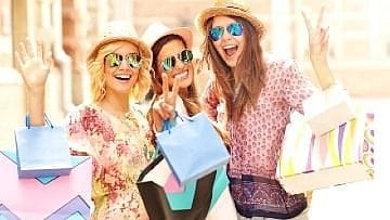 Ανακαλύψτε έναν κόσμο αγορών στις Γούβες Κρήτης, όπου τα γραφικά καλντερίμια οδηγούν σε μοναδικά καταστήματα και παραδοσιακές αγορές. Περιπλανηθείτε ανάμεσα σε μια ποικιλία προϊόντων, από χειροποίητα είδη και εντυπωσιακά κοσμήματα μέχρι τοπικά προϊόντα και είδη διακόσμησης σπιτιού. Είτε ψάχνετε για το τέλειο σουβενίρ είτε για να ανανεώσετε την γκαρνταρόμπα σας, οι Γούβες Κρήτης προσφέρουν μια αξέχαστη εμπειρία shopping για όλους τους τύπους ταξιδιωτών.