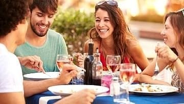 Ψάχνετε για αξέχαστες γευστικές εμπειρίες κατά τη διάρκεια των διακοπών σας στις Γούβες Κρήτης; Από παραδοσιακές ταβέρνες με φρέσκα θαλασσινά και τοπικά εδέσματα μέχρι διεθνείς γεύσεις και κομψά εστιατόρια, οι Γούβες προσφέρουν μια πληθώρα επιλογών για κάθε προτίμηση και budget. Ελάτε μαζί μας σε ένα ταξίδι γεύσεων και ανακαλύψτε τα κρυμμένα διαμάντια της κρητικής κουζίνας, καθώς και συναρπαστικές επιλογές για τους πιο τολμηρούς ουρανίσκους. Παρακάτω, θα βρείτε μια προσεκτικά επιλεγμένη λίστα με τα καλύτερα μέρη για φαγητό στις Γούβες, έτοιμη να σας οδηγήσει σε μια αξέχαστη γαστρονομική περιπέτεια.